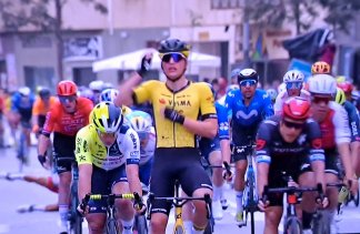 Olav Kooij wint sprint in Clasica de Almeria 2024